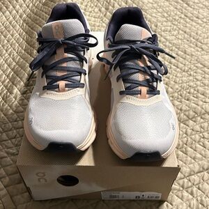 On Cloud Cloudrunner size 8 woman frost/fade